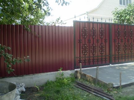 Gard și poarta de instalare din carton ondulat cu propriile lor mâini