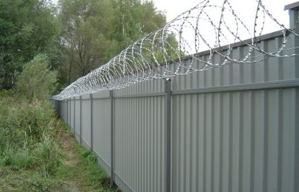 Un gard realizat din foi de metal cu mâinile sale fac profilul gard