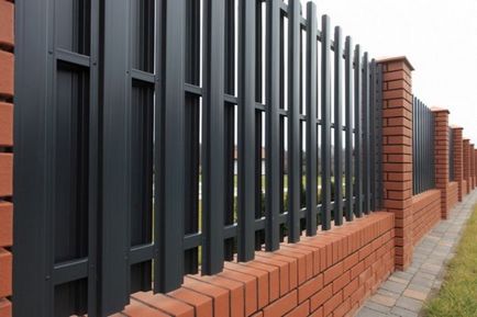 Un gard realizat din foi de metal cu instalarea lui mâini, cum să facă porti, garduri constructii, montaj