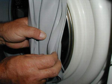 Înlocuirea mașinii de spălat care poartă INDESIT propriile lor mâini