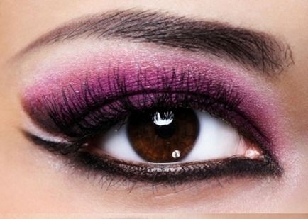 Și să strălucească ochii cu un make-up de bază cu umbre violet
