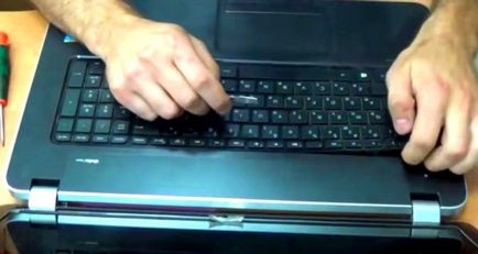 Cum să demontați laptop