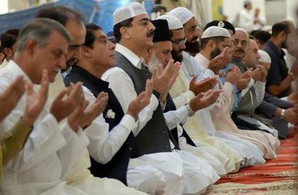 În acel moment musulmanii se roagă