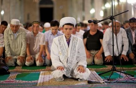 În acel moment musulmanii se roagă