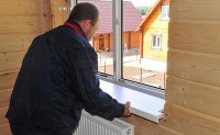 Montare de ferestre case de lemn cu mâinile lor