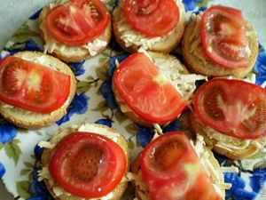 Sandwich-uri cu roșii și brânză