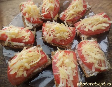 Sandvișuri cu roșii și brânză
