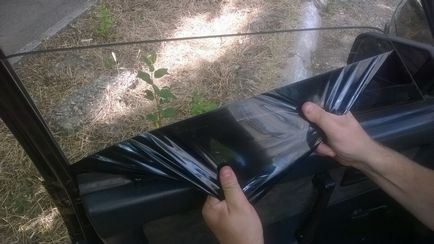 Cum să se spele adezivul de pe geamul după tonifiere