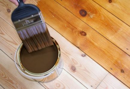 Cum să picteze o podea de lemn și cum să o facă