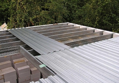 Decât să acopere acoperișul garajului materiale ieftine pentru lucrări și instalarea de tavan low-cost cu mâinile sale,