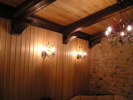 ornamente din lemn decorative în interiorul pereților cu fotografiile lor mâini și videoclipuri