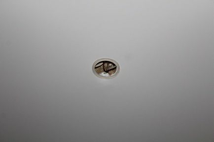 O gaură în tavan ca o tensionare reparată