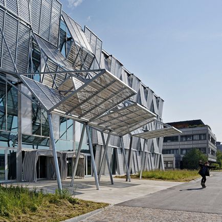 Fațada este o selecție de fatade ventilate moderne ale clădirilor publice