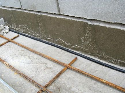 Hidroizolarea înainte sau după acoperire a pardoselii, și pe partea de sus a sapa de beton uscat în apartament, dacă este necesar