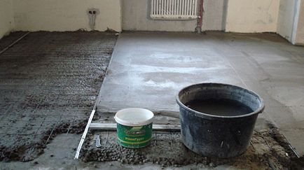 Hidroizolarea înainte sau după acoperire a pardoselii, și pe partea de sus a sapa de beton uscat în apartament, dacă este necesar