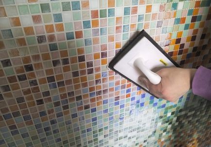 Cum de a pune gresie mozaic pe un perete stivuite în mod corect și a pus lipici, hârtie și bază