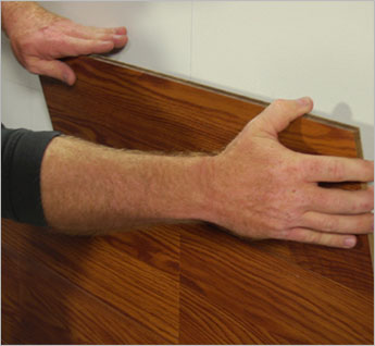 Cum de a consolida laminat pe perete, cu mâinile lor în mod corespunzător (lipici și alte variante) film