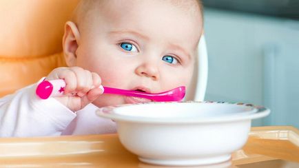 Cum de a învăța copilul să se hrănească cu o lingura 22 de reguli de bază