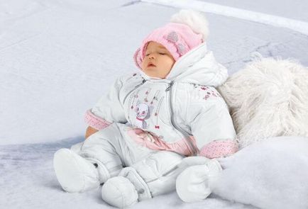 Cum să te îmbraci nou-născuților pentru o plimbare în iarna, vara, primavara si toamna