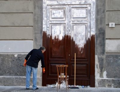 Cum să picteze usi de interior, fără a îndepărta vopseaua veche sine