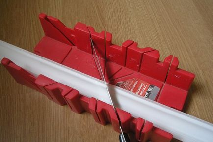 Cum să tăiați muluri plafon în colțurile cutiei Mitre, coltul exterior