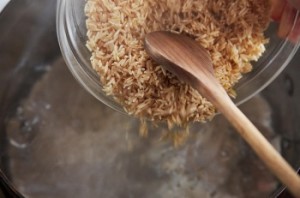 Cum de a găti orezul pentru garnitura pentru a face sfărâmicios