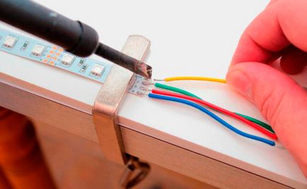 Cum să atașați sau stick-ul a condus banda cu LED-uri
