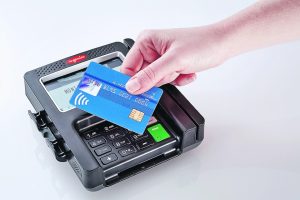 Cum să plătiți prin card de credit într-un magazin