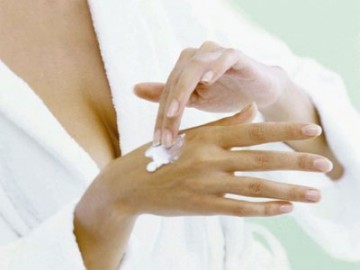Cum se înmoaie pielea mâinilor la domiciliu rapid
