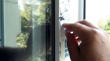 Cum de a elimina filmul de ferestre din plastic