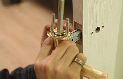 Cum se instalează ușa le dreptul de a insera caseta în Ghidul video de deschidere