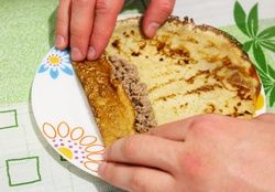 Cum să-și încheie clatite umplute cu rola frumos cu carne, brânză, carne, dreapta (frumos) Cum să-și încheie clatite umplute cu rola frumos cu carne, brânză, carne, dreapta