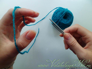 Castigarea prima buclă pe ace de tricotat