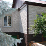 Cu vedere spre casa fațadă și subsol cu ​​panouri din plastic sub piatră (62 poze)