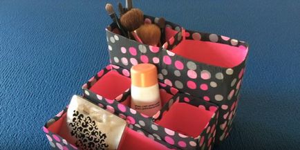 Organizator (piept) pentru produsele cosmetice cu mâinile lor din cutie, sau din lemn