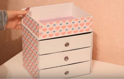 Organizator (piept) pentru produsele cosmetice cu mâinile lor din cutie, sau din lemn