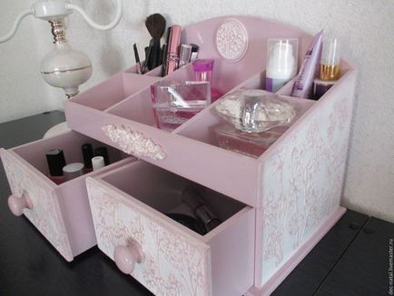 Organizator (piept) pentru produsele cosmetice cu mâinile lor din cutie, sau din lemn