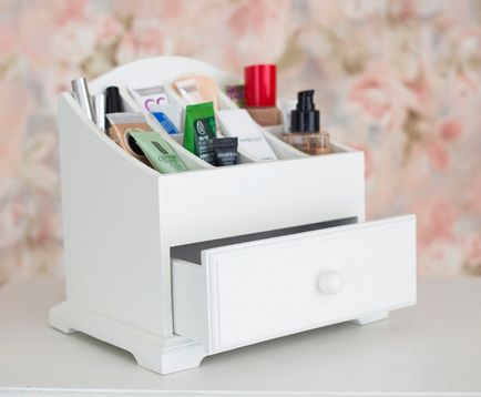 Organizator (piept) pentru produsele cosmetice cu mâinile lor din cutie, sau din lemn