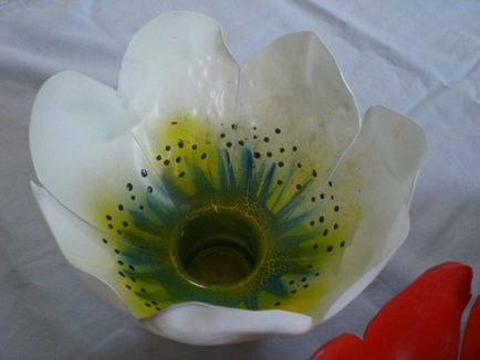 Ideea originala pentru a crea paturi de flori din sticle de plastic