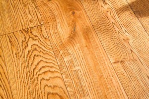 Caracteristici, avantaje și dezavantaje de podele din lemn masiv