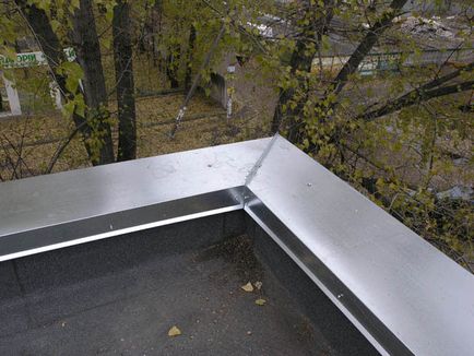 Parapetului pe acoperișul unui scop funcțional