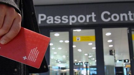 controlul pașapoartelor la aeroport, care este verificat la controlul de frontieră și vamal