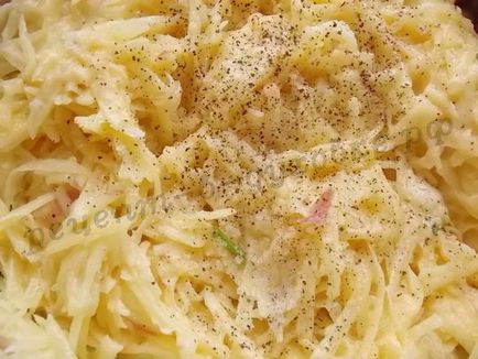 gratinat de cartofi simplu cu branza (budinca) O caserola de cartofi simplu cu brânză