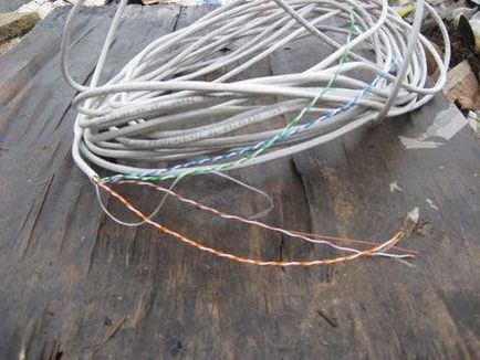 Radio cu mâinile lor din materiale de resturi (mâini) Radio cu mâinile lor din materiale de resturi