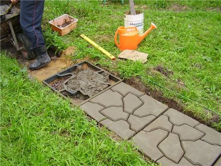 Cale de grădină din beton cu mâinile lor, ca o umplere (cu fotografii)