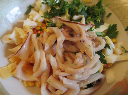 salata de Squid cu roșii și brânză