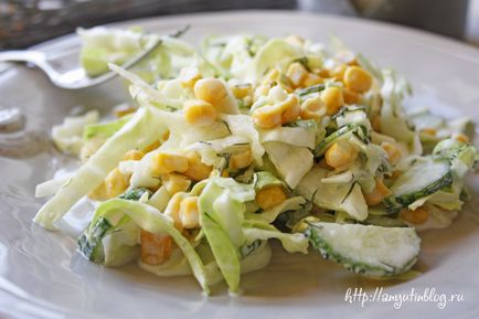 Salata cu varză, castraveți și rețete de porumb pentru fiecare zi