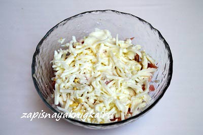 Salata cu cârnați castravete și brânză