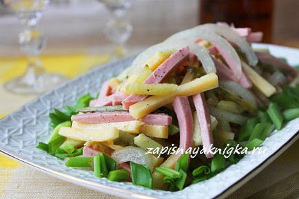Salata cu cârnați castravete și brânză