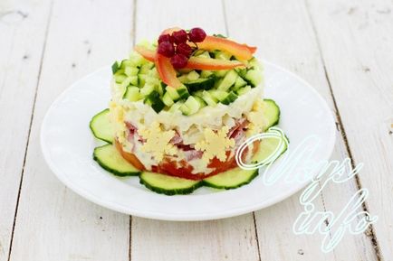 Salata cu cârnați afumat și castravete reteta cu o fotografie